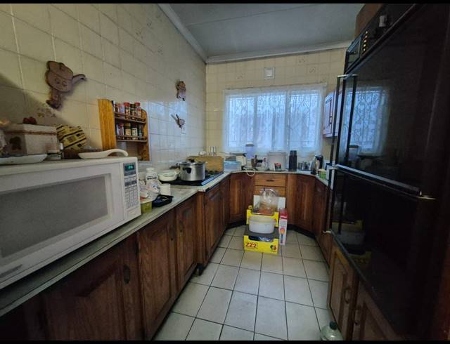 3 BEDROOM TOWNHOUSE FOR SALE IN VANDERBIJLPARK CE 3